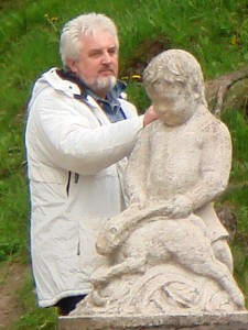 nik_with_statue2